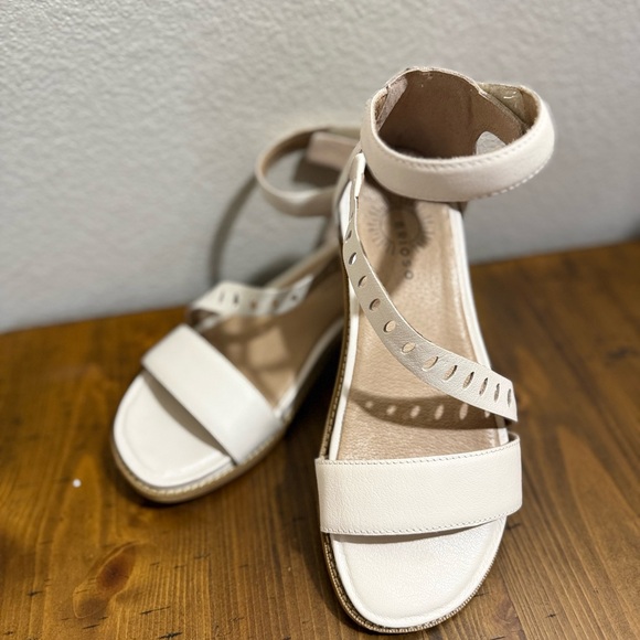 Chic Cream Sandals with Ankle Strap - Picture 1 of 6